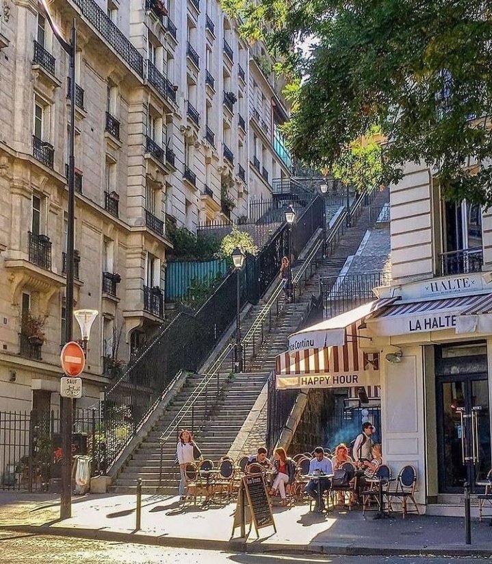 A veces transitamos por los lugares y no nos percatamos de su belleza 

Escalinata de Joaquín Requena 😍 (Parque Rodó / Montevideo 🇺🇾)

#AgenciaDeViajesLosHDP