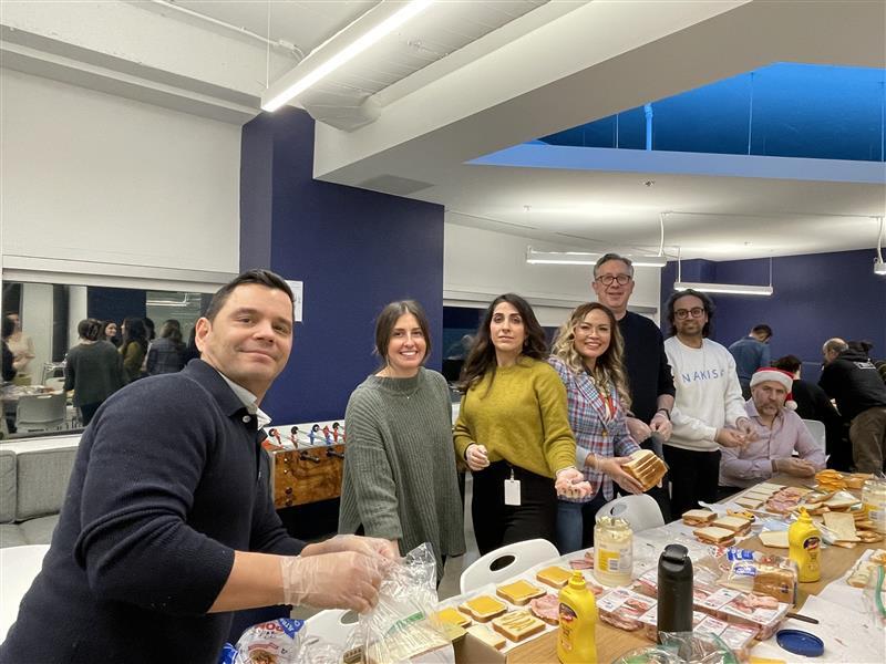 NakisaInc's tweet photo. This year again, the Nakisa team gathered to give back to the community, as we made over 500 wraps and sandwiches for Dans la rue 💙
This hands-on volunteering has become an important annual tradition for us at Nakisa https://t.co/sOYiaGoOPw
