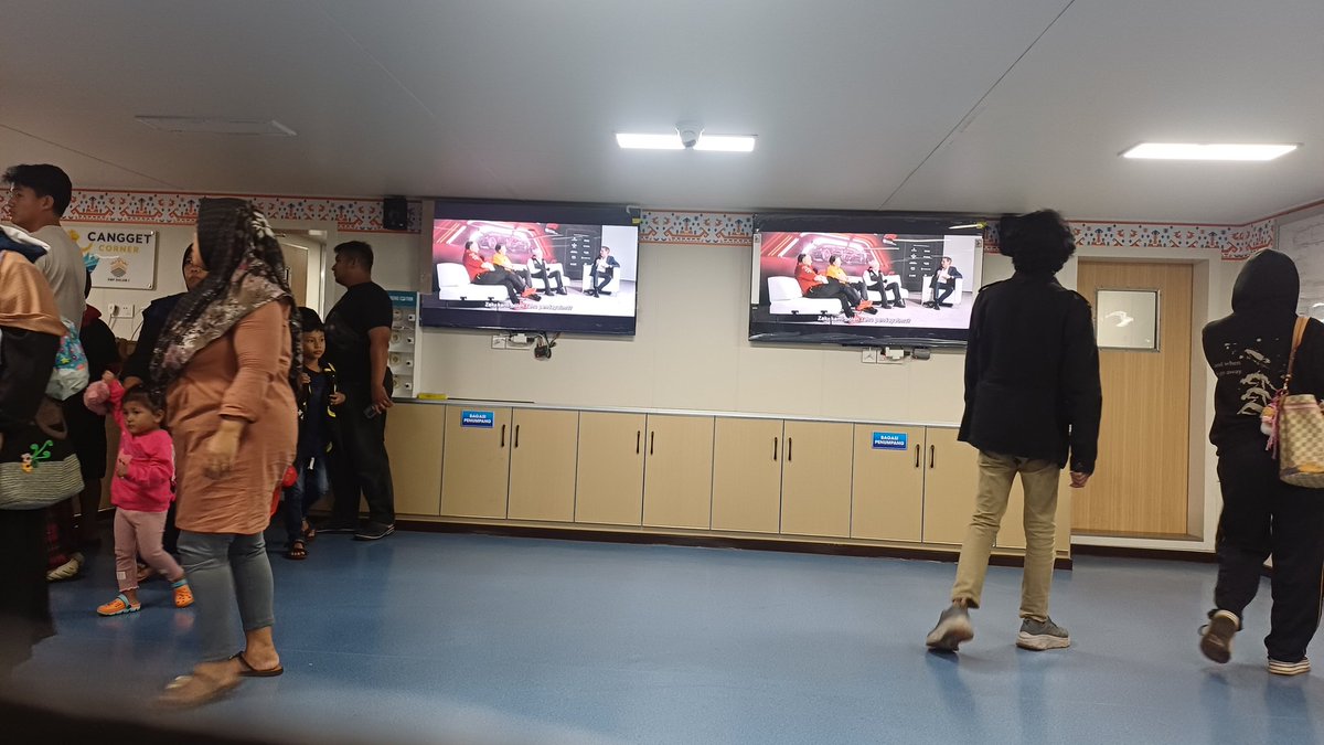 Tengah malem nonton film Soni Hays bajakan di atas kapal Ferry. Anjay...