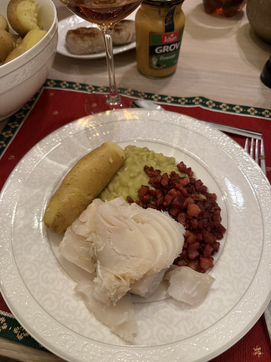 odahaukaas's tweet image. Lutefisk er ikke bare mat, det er tradisjon, minner og desember på tallerkenen. Smør, ertestuing og bacon som klemmer vintermørket litt lysere.

10/10 ❤️✨