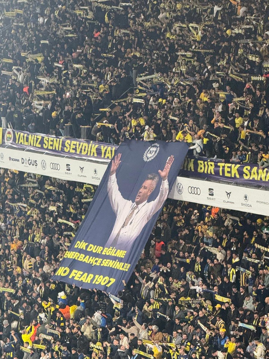 FENERBAHÇE TRİBÜNLERİ, SADETTİN SARAN PANKARTI AÇTI!