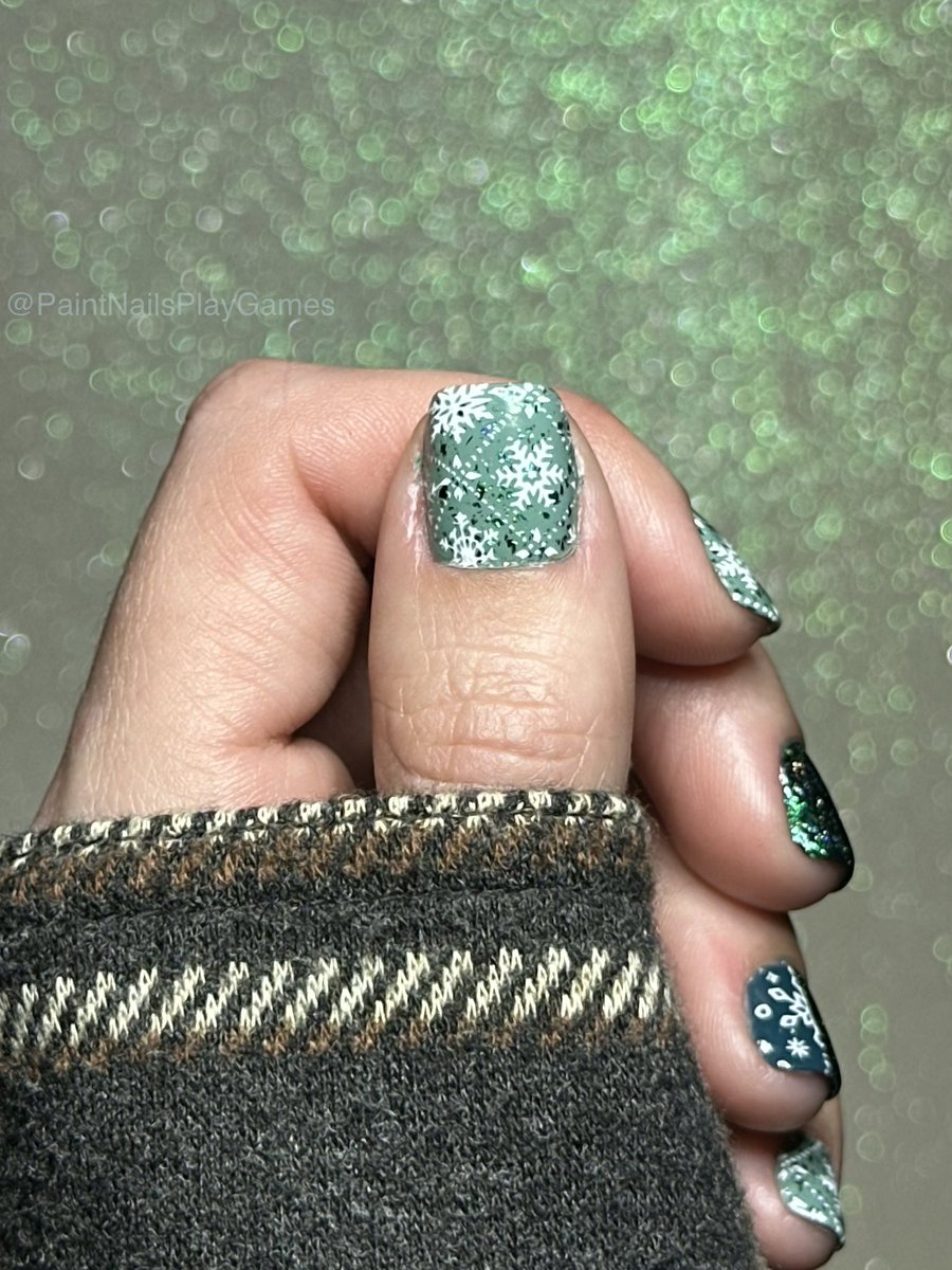 NailsPlayGames's tweet photo. Greens and snowflakes ❄️ 💚 I don’t use greens enough so I decided to have a full green mani plus white 🤫.

 @holotaco
Touch Grass
Wreath Havoc
Bring Me the Teal
Emerald City
Everything is Pine
Not Milky White 

Stamping plates: @moyou_london

#holotaco #nails #nailart https://t.co/d0esZcf3ic