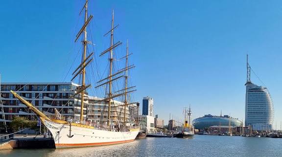 Właścicielom mieszkań z widokiem na port przeszkadzał żaglowiec. Sprawa trafiła do sądu, który wyraził się jasno: "Prawo nie gwarantuje nieograniczonego widoku z balkonu, nawet w nieruchomościch o wysokim standardzie".
zaglowce.info/sad-oddalil-sk…

Fot. Bremerhaven.de