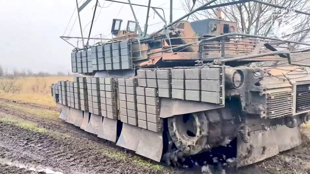 TRUFAULT's tweet photo. Se dice en redes que este es el primer M1A1 Abrams de origen australiano, que sale de los talleres de #Ucrania, listo para el combate.
¿Que os parecen todos los cambios?
🇺🇦💥
#UkraineWar #Ukraine #UkraineRussiaWar #War #Abrams #transforming #CopeCage #armor #tank #Tanks #Wars https://t.co/5wiTLu0WYe