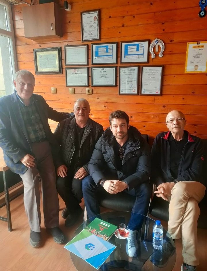 contextalp's tweet image. çevremdeki insanları elemekten geriye kalan arkadaş grubum