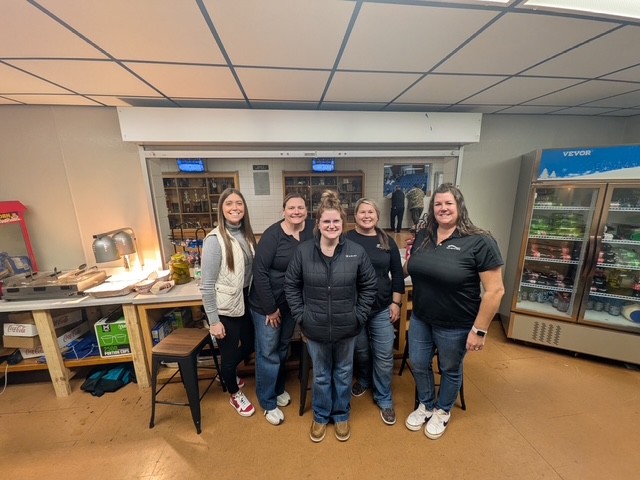 FirstServiceBnk's tweet image. Last Thursday night, our Clinton team had a great time helping out at the concession stand during the Shirley High School basketball games. ❤️🤍💙

#FSBClinton #FirstServiceStrong