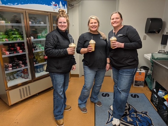 FirstServiceBnk's tweet image. Last Thursday night, our Clinton team had a great time helping out at the concession stand during the Shirley High School basketball games. ❤️🤍💙

#FSBClinton #FirstServiceStrong