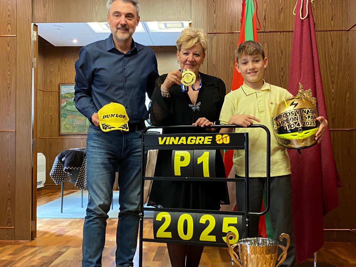 🎁 Un regalo navideño ha sido recibir a Marcos Vinagre, piloto de 11 años y una de las grandes promesas del motociclismo español.

🏆 Campeón de España de #Moto4 en 2025, su talento, disciplina y pasión son inspiradores.

Gracias por la visita. Estaremos apoyándote en cada curva.