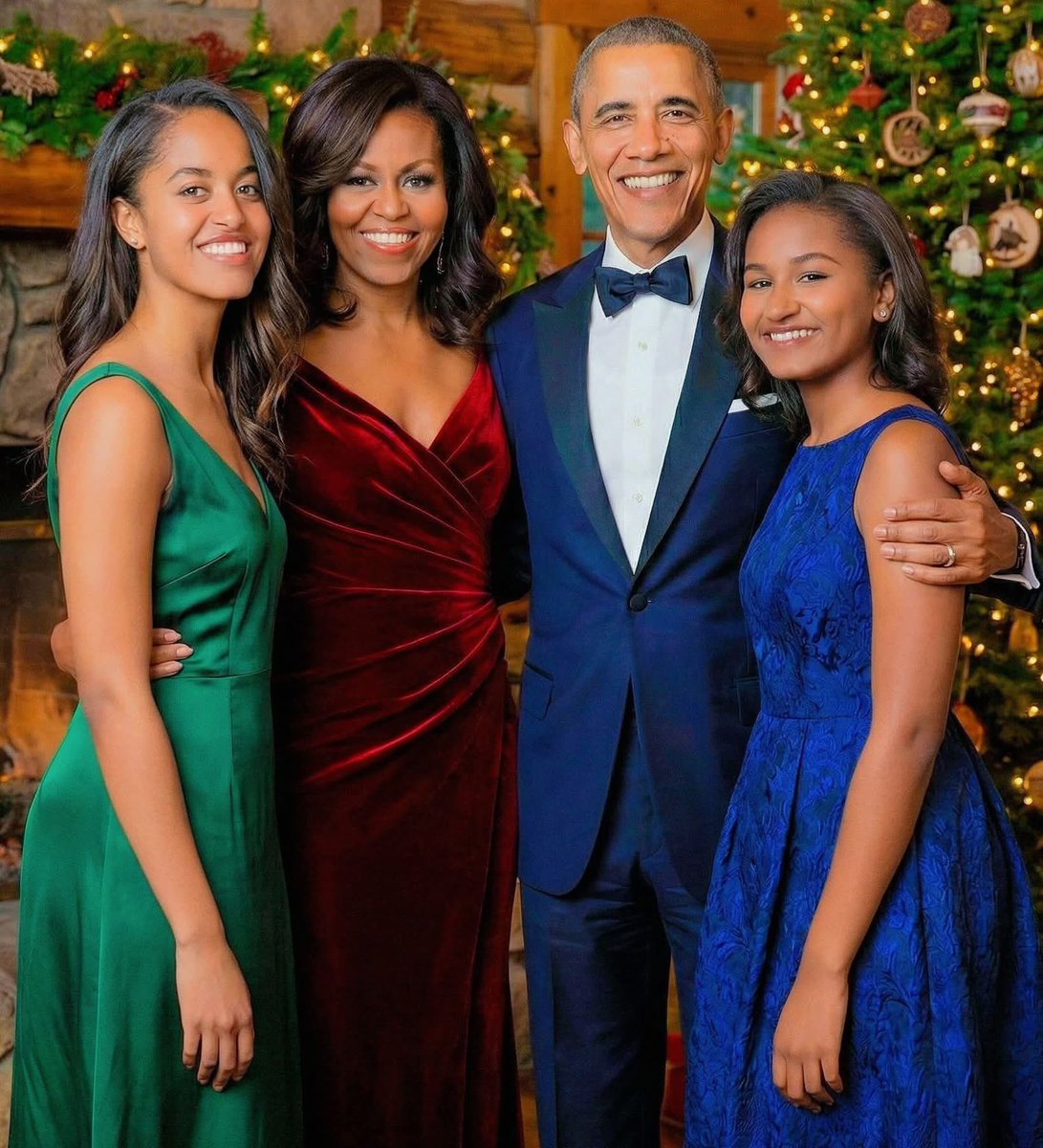 AuthorJoeNBrown's tweet photo. Focusing on the Obama Loveππ«πβ¨. #Christmas2025 π #HolidayVibes β₯οΈ #ChristmasJOYday π#ObamaLove ππ½πΊπ½ #FirstDaughters ππ½ #ChristmasLove β€οΈ https://t.co/SrSnczqcUU