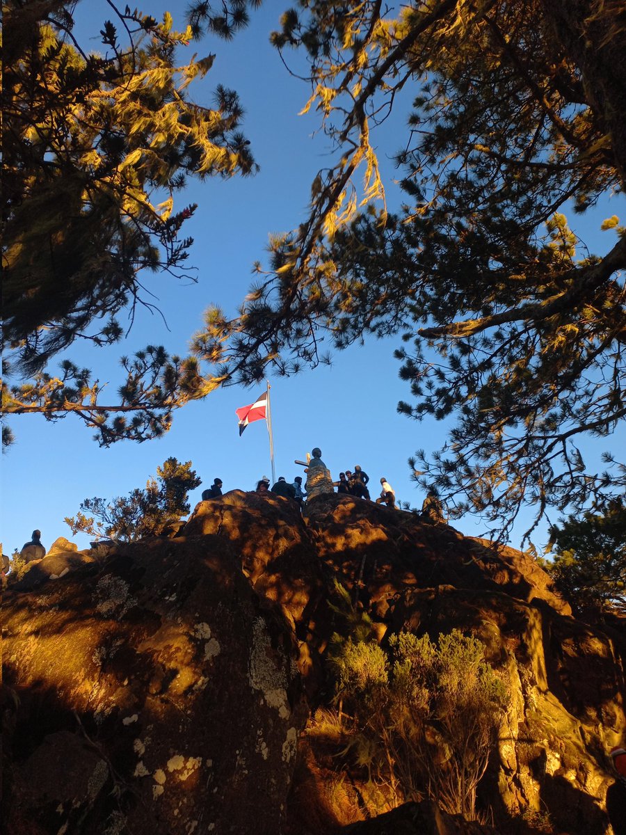 ElianaAriasG's tweet photo. No podía terminar el año sin subir a mi montaña favorita.
El pasado fin de semana volví a nuestra montaña más alta (la más alta del Caribe). Pico Duarte⛰️🇩🇴❤️. #RD #PicoDuarte. https://t.co/J0ml7PWnXu