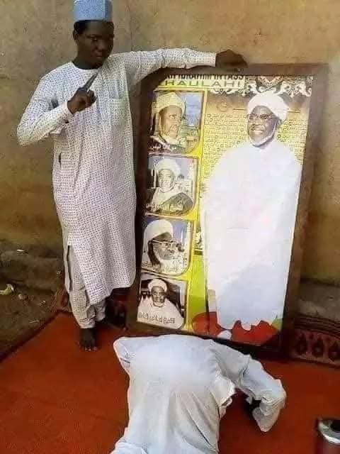 يَقول أحمد التجاني في جواهر المعاني.
 
(فكُلُّ عابدٍ أو ساجدٍ لغير الله في الظاهر فما عَبَد ولا سَجد إلَّا لله تعالى, لأنه هو المتجلِّي في تلك الألباس..).
هذا قول بجواز الشرك بالله 
سبحان الله عما يشركون.
