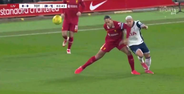 Allthings__THFC's tweet photo. All three challenges are worse than Van de Ven’s on Isak. Two went unpunished, and one was only a yellow, and I barely saw anyone outside of the Tottenham fanbase kicking up a fuss. Normally how it goes when we get fucked over. https://t.co/hzYxUXhkrh