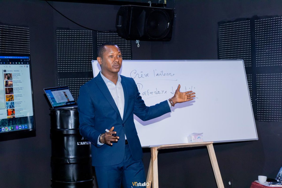 Hassanehilal's tweet photo. La #PrésentationTélé : De la respiration à la #voix en passant par la #gestuelle, l'#articulation jusqu'à la #diction.

J'ai partagé avec les candidats de la télé réalité #AToiLAntenne initiée par @_VCGroup  sur les techniques de présentation.

Bonne chance mes champions ! https://t.co/y7yhd8YHs0