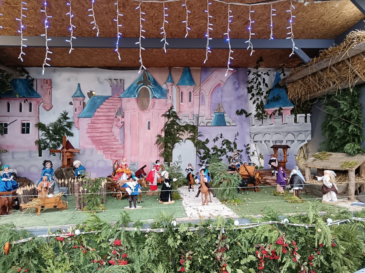 RdeStMartin's tweet photo. Au Chateau de LAVARDENS , ce sont les mousquetaires et d Artagnan lui même qui surveillent la crèche. Joyeuses fêtes de NOËL et Bonne année 2026 https://t.co/Qmy0d3saU2