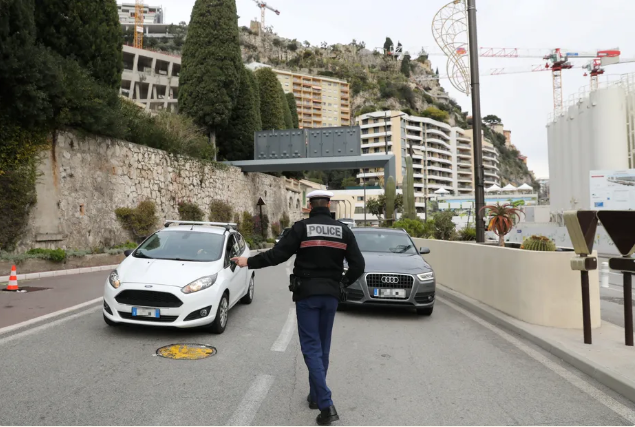 F3cotedazur's tweet image. Contrôles inopinés d'alcool et de stupéfiants : la sécurité routière se renforce à Monaco pendant les fêtes de fin d'année, grâce à une nouvelle loi ▶️france3-regions.franceinfo.fr/provence-alpes…
#monaco #securitéroutière #alcool #route