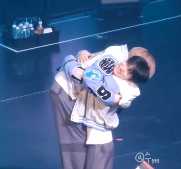 yushitism's tweet photo. this little hug made me so unbelievably happy. jaeppangz u will Never be awkward like Oh Sion wants u to be. https://t.co/iqveV64z68