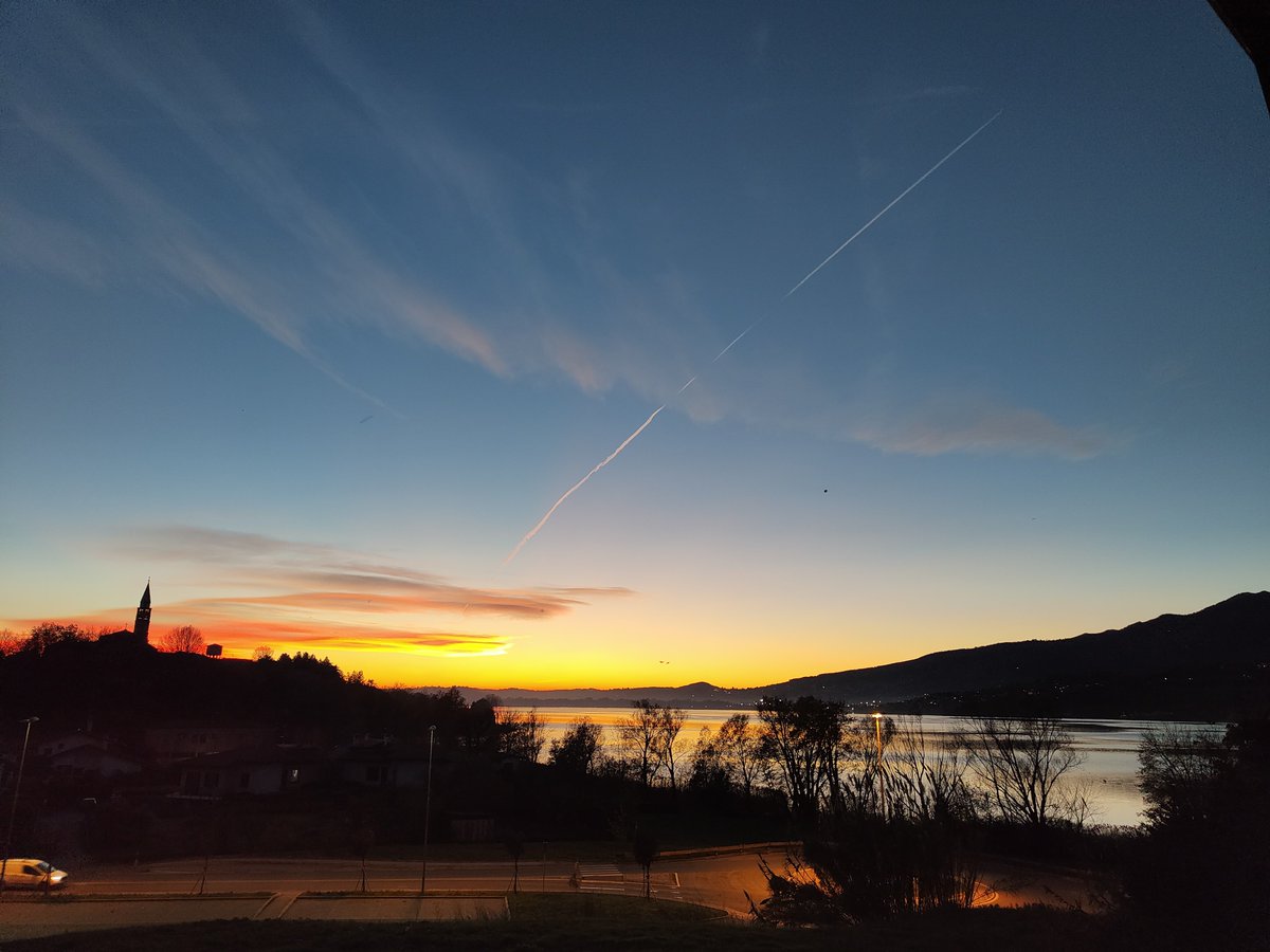 __walter__74's tweet photo. Spettacolo sul lago prima di natale. Manchi solo tu...
#Sunset_Magic https://t.co/vFdvKAn9Wc