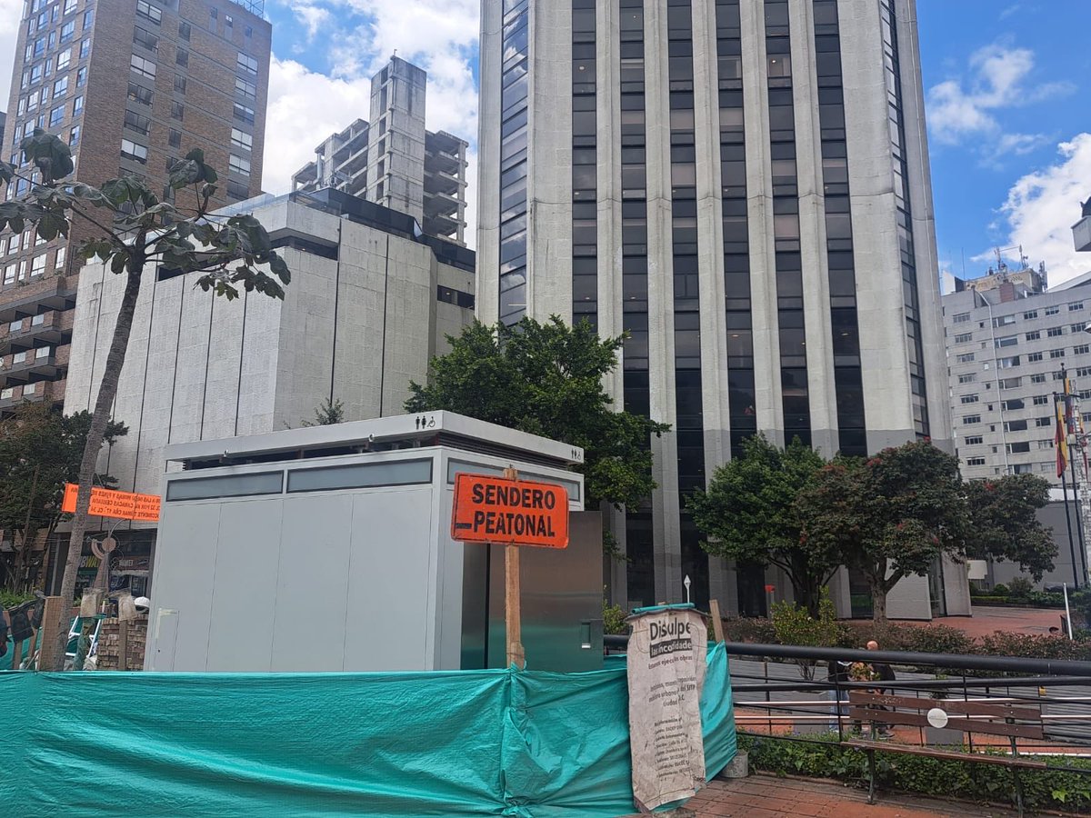 #AquíSíPasa que <a href="/Bogota/">Alcaldía de Bogotá</a> fortalece su espacio público ✨

Articulados con <a href="/JCDecauxGlobal/">JCDecaux Global</a> instalamos el tercer baño inteligente, en el Parque Bicentenario 📍en el centro de Bogotá 🚾🚻 para brindar un servicio digno y accesible a la ciudadanía.

#MásYMejorEspacioPúblico