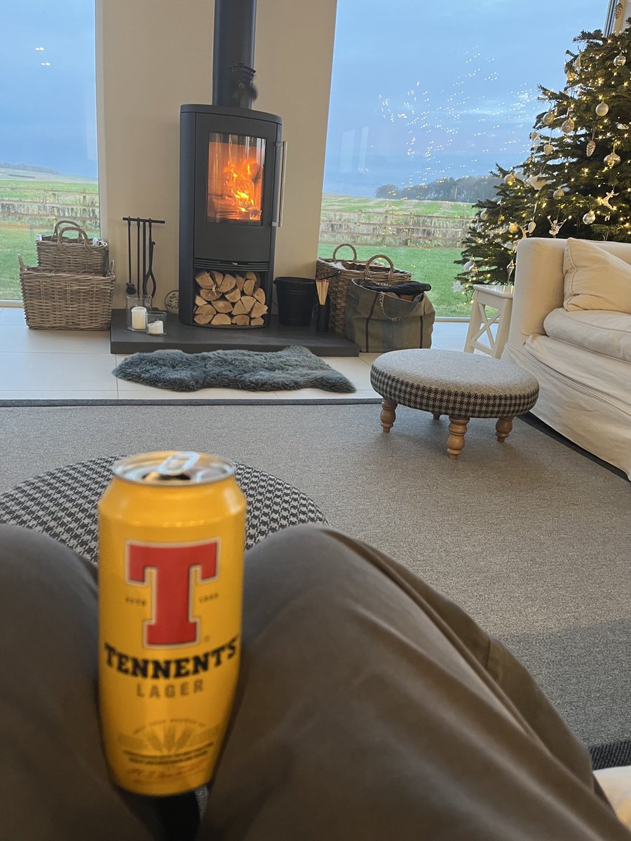 NeilTosh23965's tweet photo. Just having a couple of tinnies in the Hoose, quiet night in. 🎄🎄😂😂 https://t.co/YWj7LZHSTD
