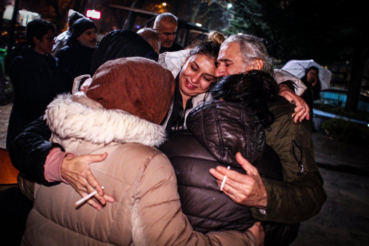 6 Şubat depremlerinde yakınlarını kaybedenlerin, deprem davalarında cezasızlığın önünü açan 11. Yargı Paketi'ndeki 27. maddeye karşı verdikleri mücadele sonuç verdi. 

Deprem suçları düzenleme dışında bırakıldı. 

📸: <a href="/efekanakyuz/">Efekan Akyüz</a>