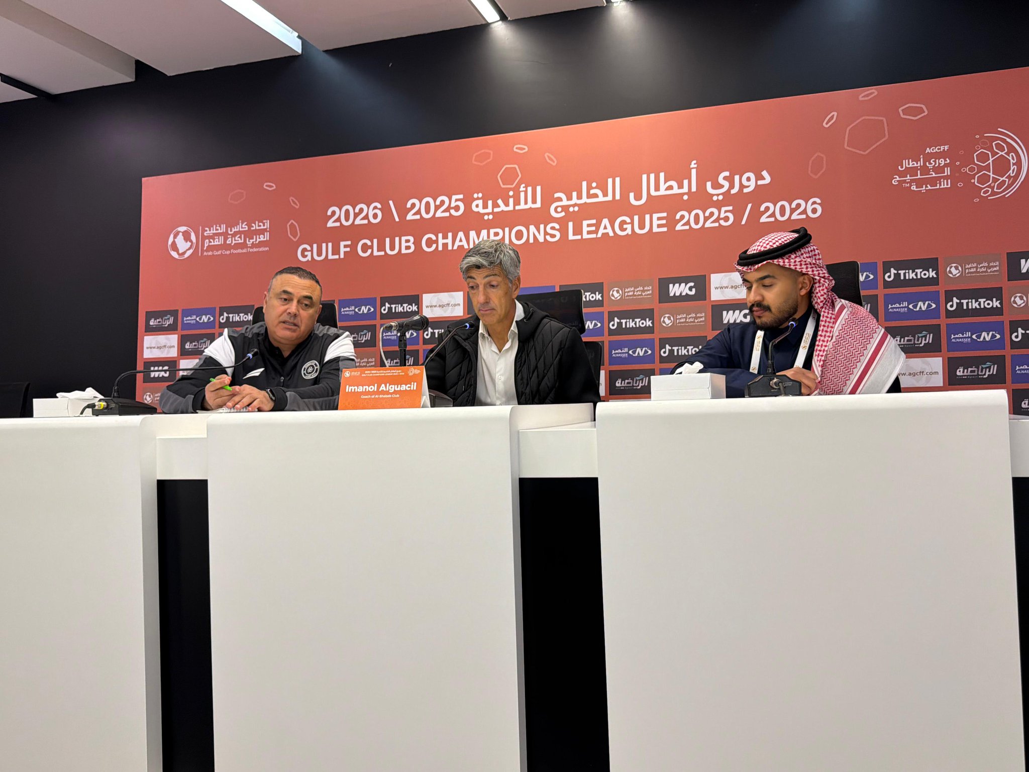 إيمانويل ألغواسيل مدرب فريق الشباب في المؤتمر الصحافي: - «أحتاج دائمًا إلى اتخاذ قرارات.. علي مكي قدّم مستويات جيدة في التدريبات خلال الأيام الماضية، وكان مميزًا، رغم عودته من الإصابة. في المباراة الودية لعب في مركز المحور وظهر بشكل جيد. اليوم منح الفريق توازنًا أكبر، وصحيح أن ياسين لم يكن في يومه، لكنه حاول خلال الشوط الأول». #الشباب_الريان 