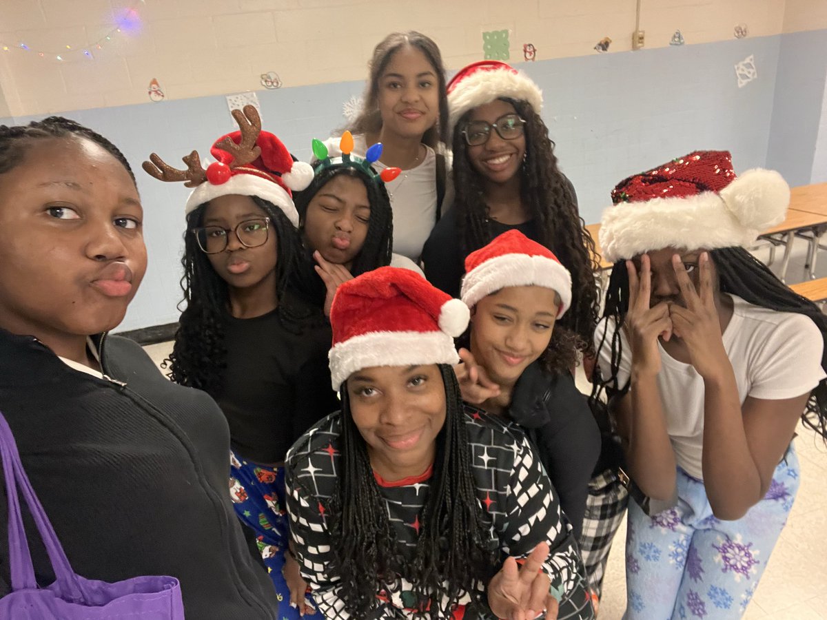 mcpsEDUCATOR's tweet photo. Treasure Tuesday! 🫶🏾My Grade 8 Girls made my whole day! We danced to together, took selfies together and spread holiday happiness and cheer throughout our school community! 🎉🎁 #brightsmiles #brightfutures #smartisbeautiful #whatamigoingtodowithoutthem https://t.co/trMg2306jX