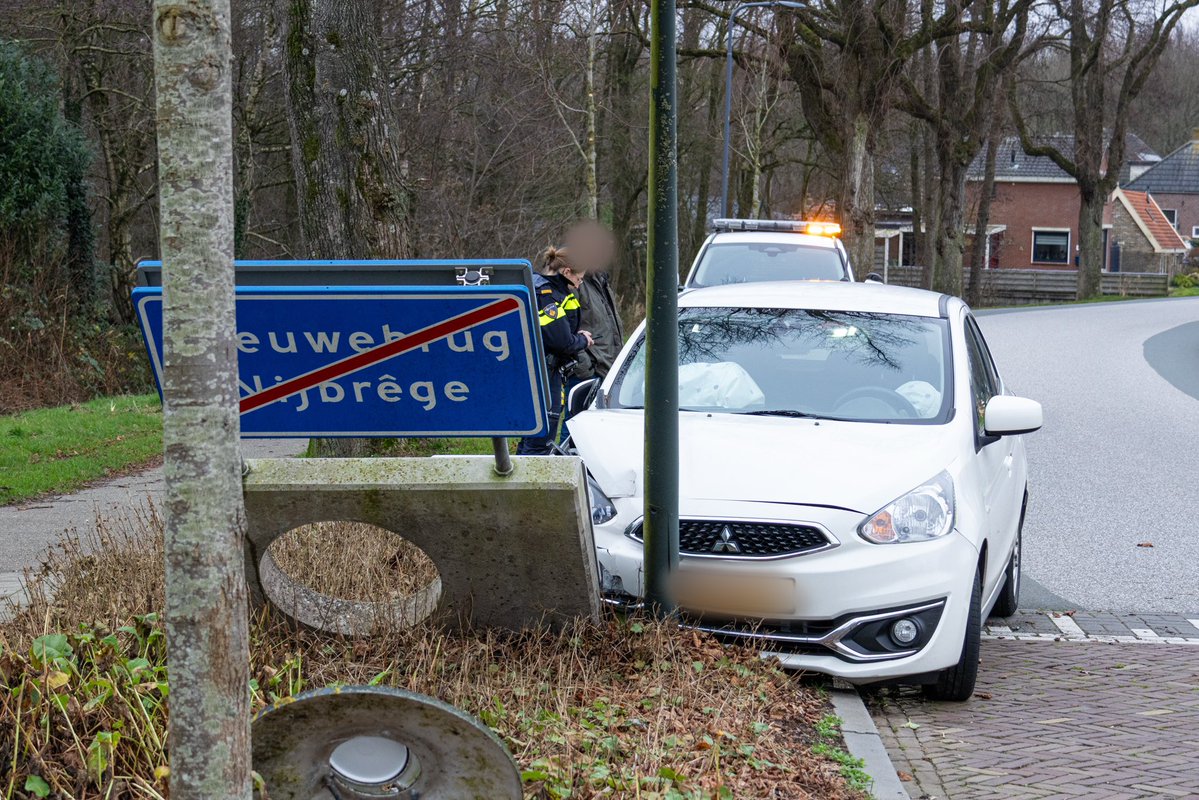 Bestuurster aangereden tegen plaatsnaambord in Nieuwebrug