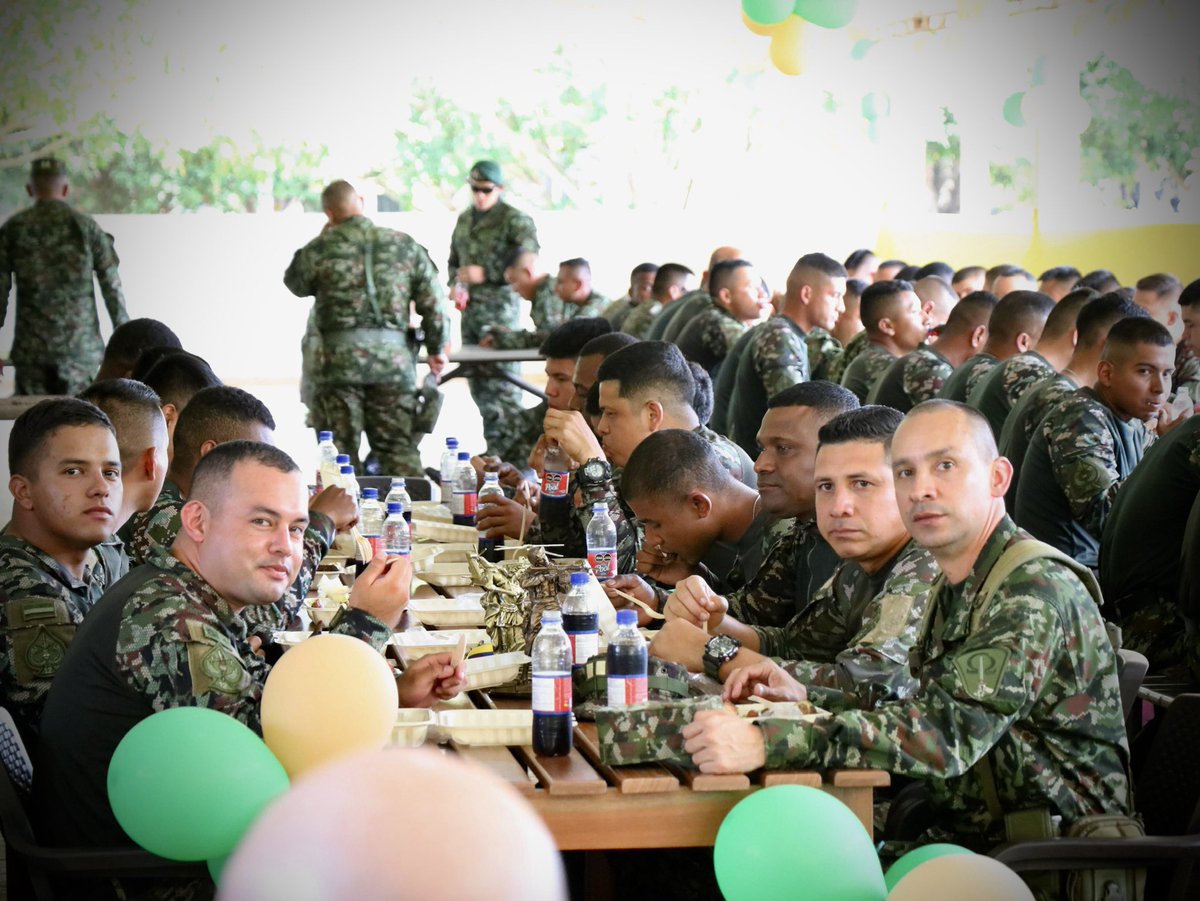 ftc_omega's tweet photo. #EnImágenes | Con un almuerzo y la entrega de las bolsas navideñas del @COL_EJERCITO, el señor brigadier general Carlos Marmolejo compartió una jornada de integración con nuestros soldados del Cantón Militar Cazadores, en San Vicente del Caguán, #Caquetá.

#PorNuestroSoldados https://t.co/OaMRP4QFuB