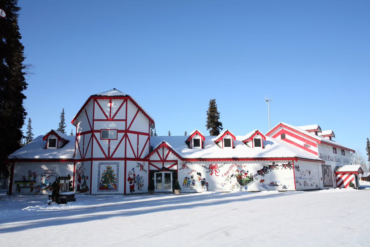 Santa Claus House - North Pole Alaska ❤️
📸: Brian Adams