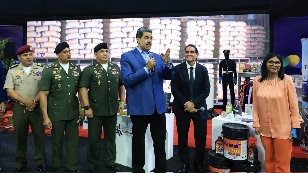 🛢️ #Venezuela cumple su palabra. "Los contratos con Chevron se cumplirán llueva, truene o relampaguee", afirmó el Pdte. <a href="/NicolasMaduro/">Nicolás Maduro</a>.
A pesar de las agresiones, nuestro país honra sus compromisos con seriedad y dignidad, en estricto apego a la Constitución y las leyes.

🇻🇪 La
