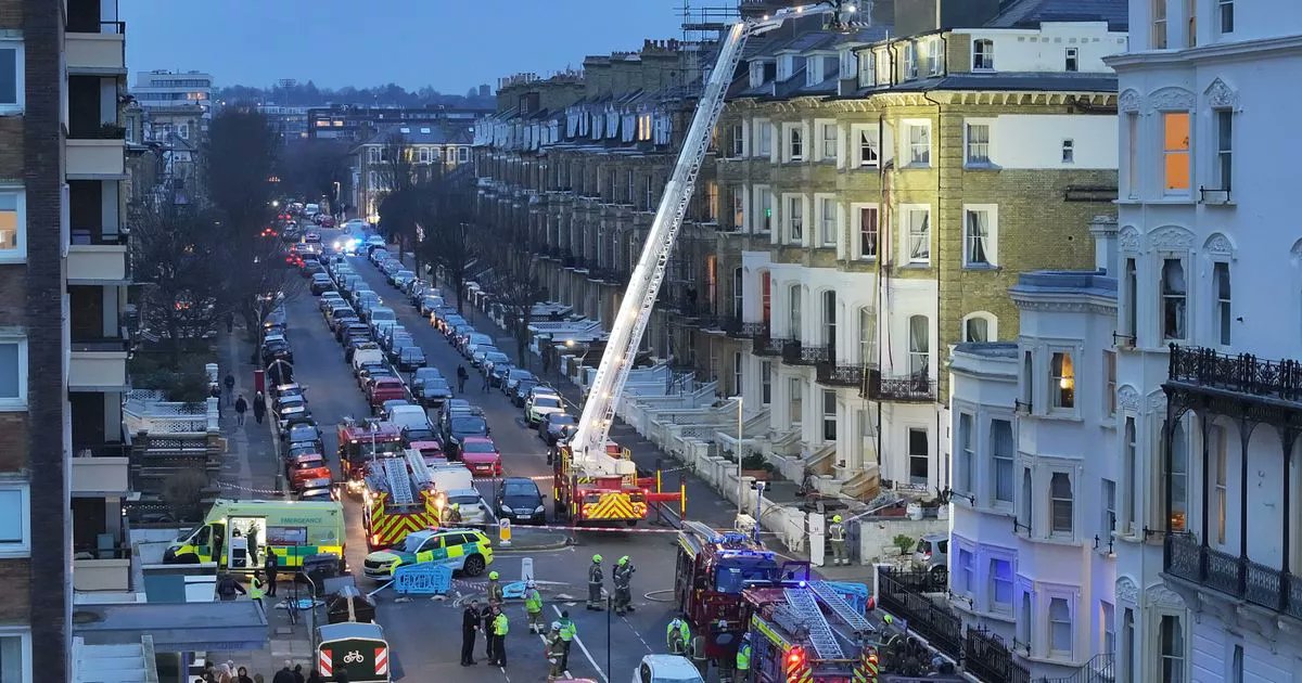 Fire crews rush to major hotel blaze as people warned 'stay away from area'

mirror.co.uk/news/uk-news/h…