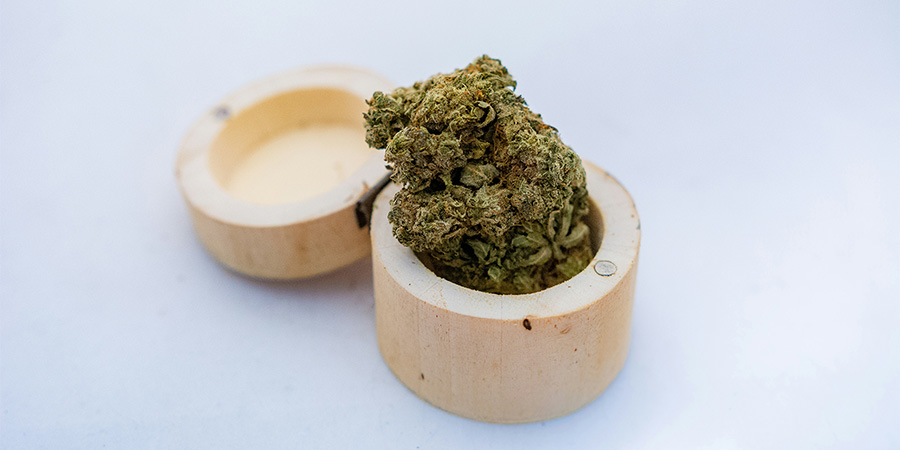 Understand PTSD hyperarousal symptoms like startle response and nightmares, how THC and CBD may affect sleep and triggers, what studies show, and safety red flags to review with a clinician.
cannawayz.com/blog/health-st…