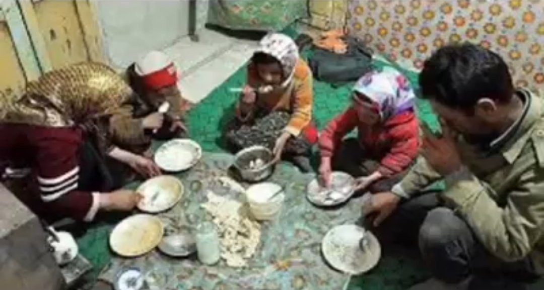 تفکری که میگه: شب‌های پرداخت یارانه شب مصیبت عظمای دولت است، مطالبه بحق مردم رو میگه #خار_مغیلان 

نمونه ای از خارمغیلان خانوادگی👇