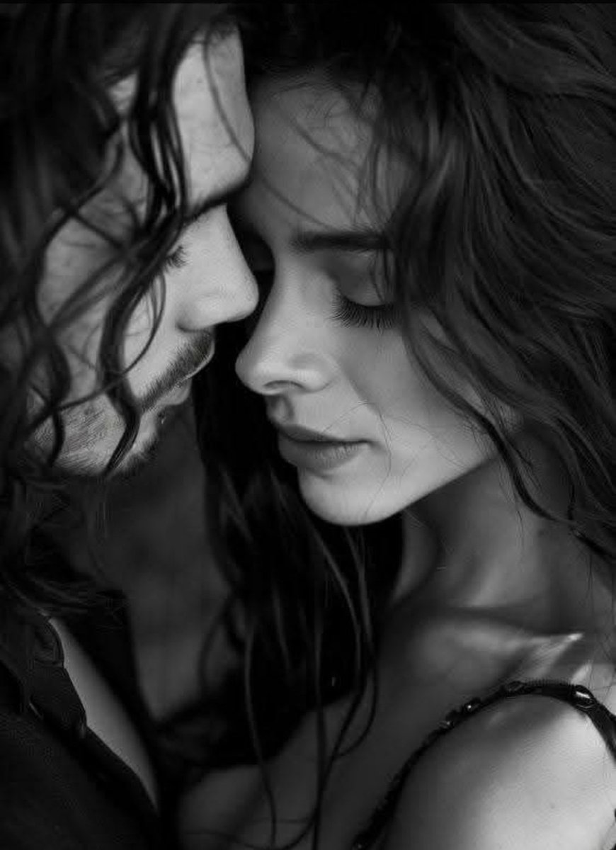 इस क़दर अपनी बाहों में समा लो मुझे,

होठों से लगाकर अपना बना लो मुझे॥