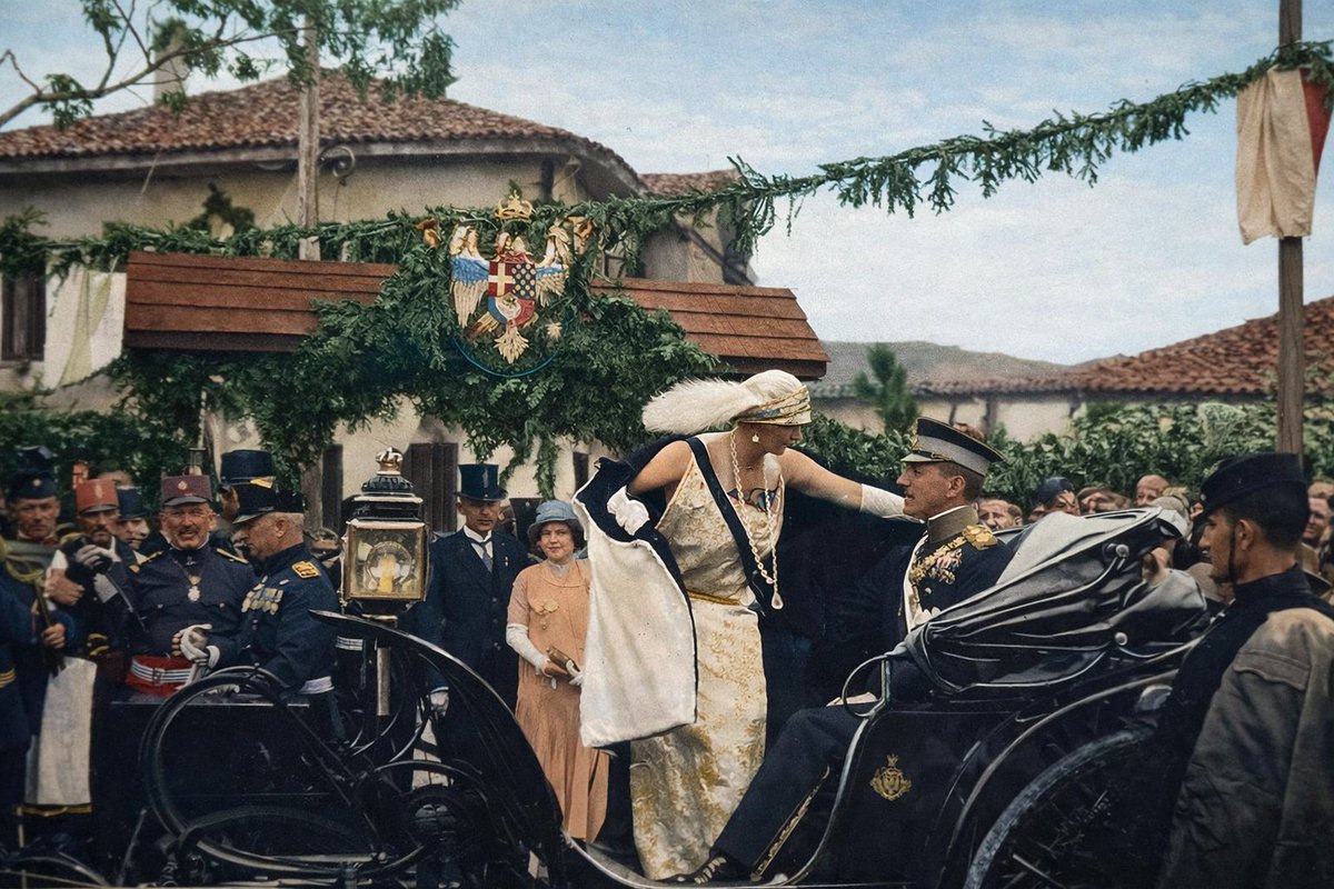 Kralj Aleksandar i kraljica Marija u Peći, daleke 1924.godine. 

Fotografija Milana Šimića, dvorskog fotografa, retuširana uz pomoć AI. Arhiva manastira Visoki Dečani.