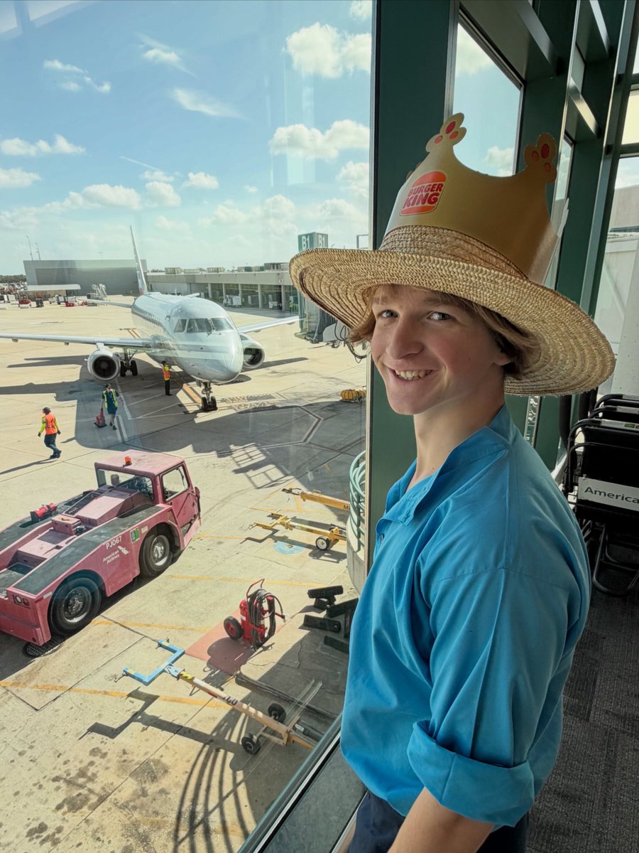 ThatAmishdude's tweet image. Homies told me I should wear this crown on my first plane ride