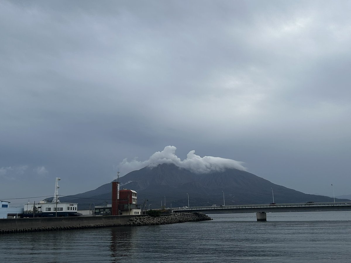 interwave12cub's tweet image. おはようございます(^^)
今日の桜島です。
天気は曇り。雨になりそうです。

朝のテレビで南鳥島沖でレアアースの発掘のニュースが流れてました。
newsdig.tbs.co.jp/articles/withb…

レアアース、日本から輸出！なんてなると良いですね。

今日も一日、元気に楽しんでいきましょう！！！