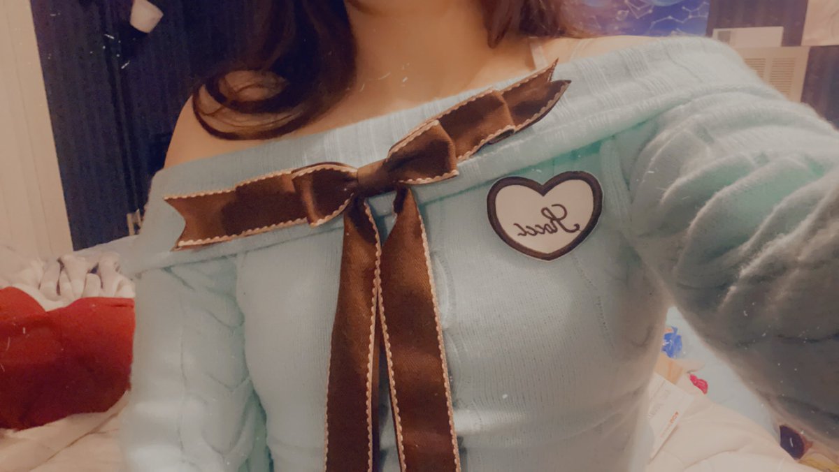 I miss when I was taking and sharing more pics of myself so I’m trying to do it again c: I love this sweater!!!