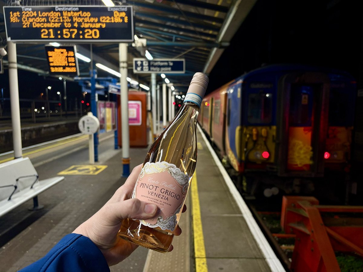 RBamber's tweet image. Last Guildford via Cobham #Class455 departure and fittingly it’s from Platform 1.

#Class455Farewell