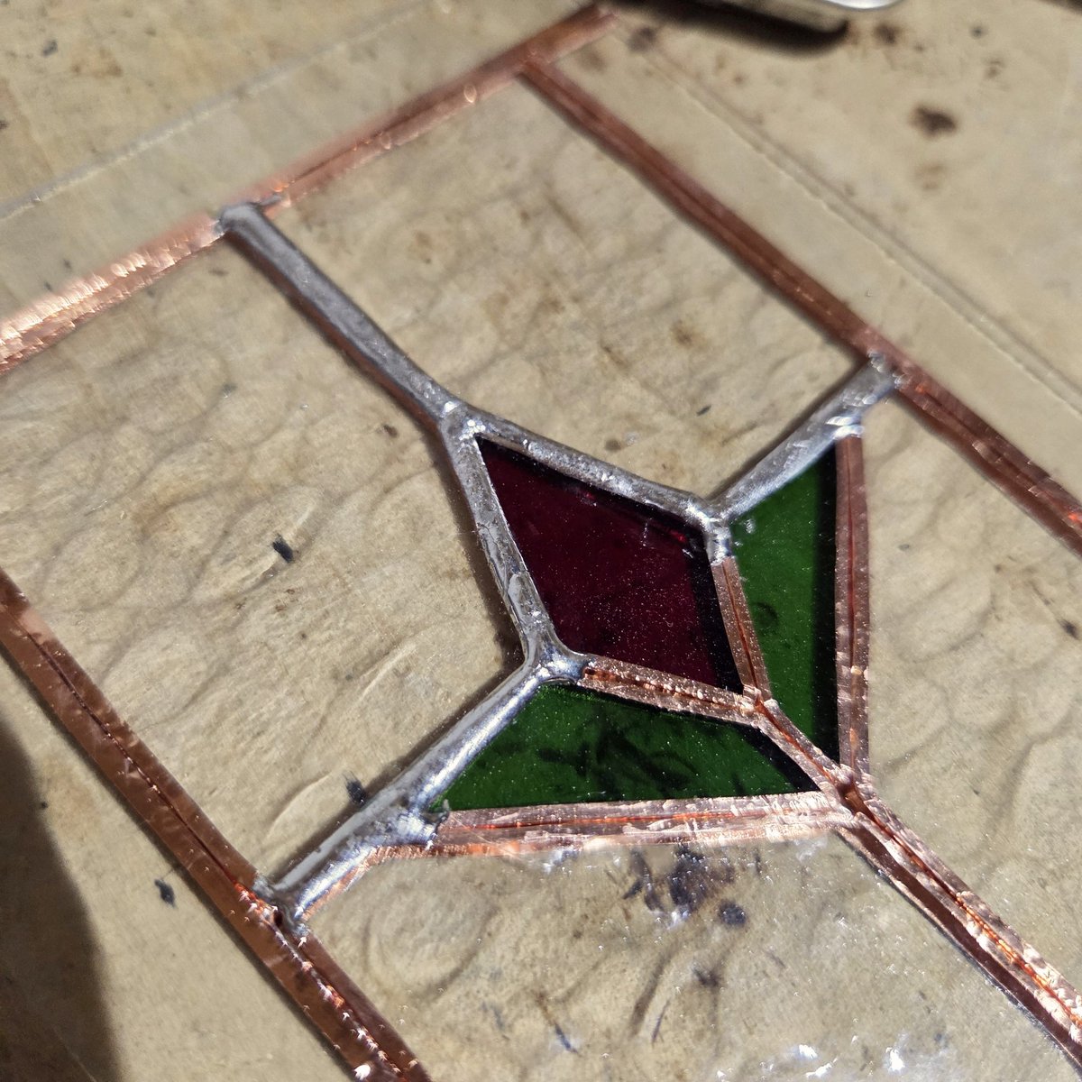 ステンドグラスのはんだづけです～
ステンドグラスってどうやって作ってるの？とよく訊かれることがあります。
その工程の大事な一つがはんだづけ！

パズルのようにぴったりはまると気持ちがいいです✨
大量生産に比べるとはんだの凸凹具合が少ないのが私の技術！

#ステンドグラス
#北海道
#手作り