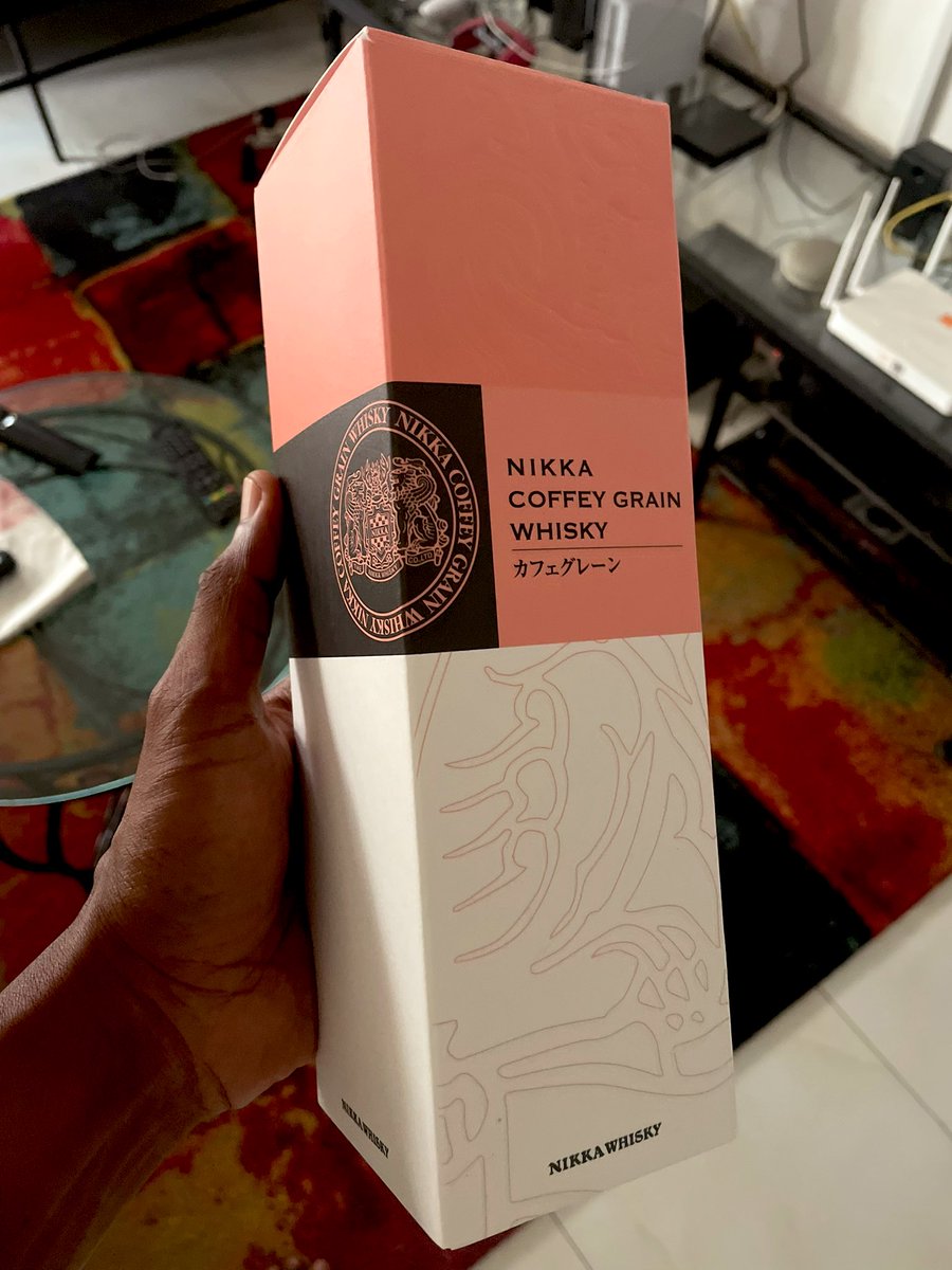 #Gratitude 
Hier en soirée, j’ai retrouvé l’un de mes partenaires d’affaires de passage à Abj, pour discuter des perspectives 2026. À cette occasion Il m’a offert ce présent, qui m’a agréablement surpris. 

Il avait pris le temps pendant nos échanges et séances de travail de