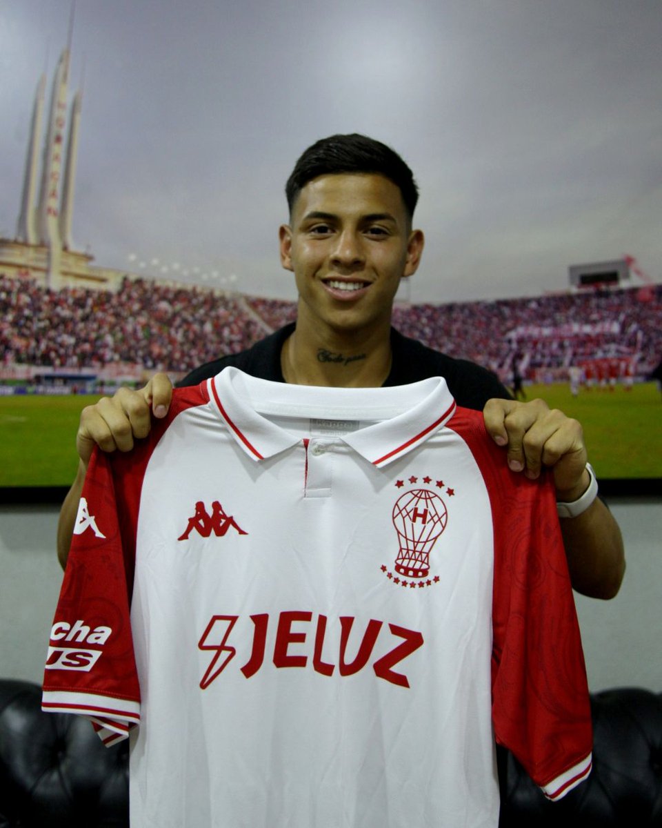 Thaiel Peralta firmó su primer contrato 📣

✍🏼 El delantero surgido de las Divisiones Inferiores y que actualmente integra el plantel profesional, selló su vínculo hasta diciembre de 2028.

Con 17 años, se convirtió en el primer futbolista menor de edad en firmar un contrato en