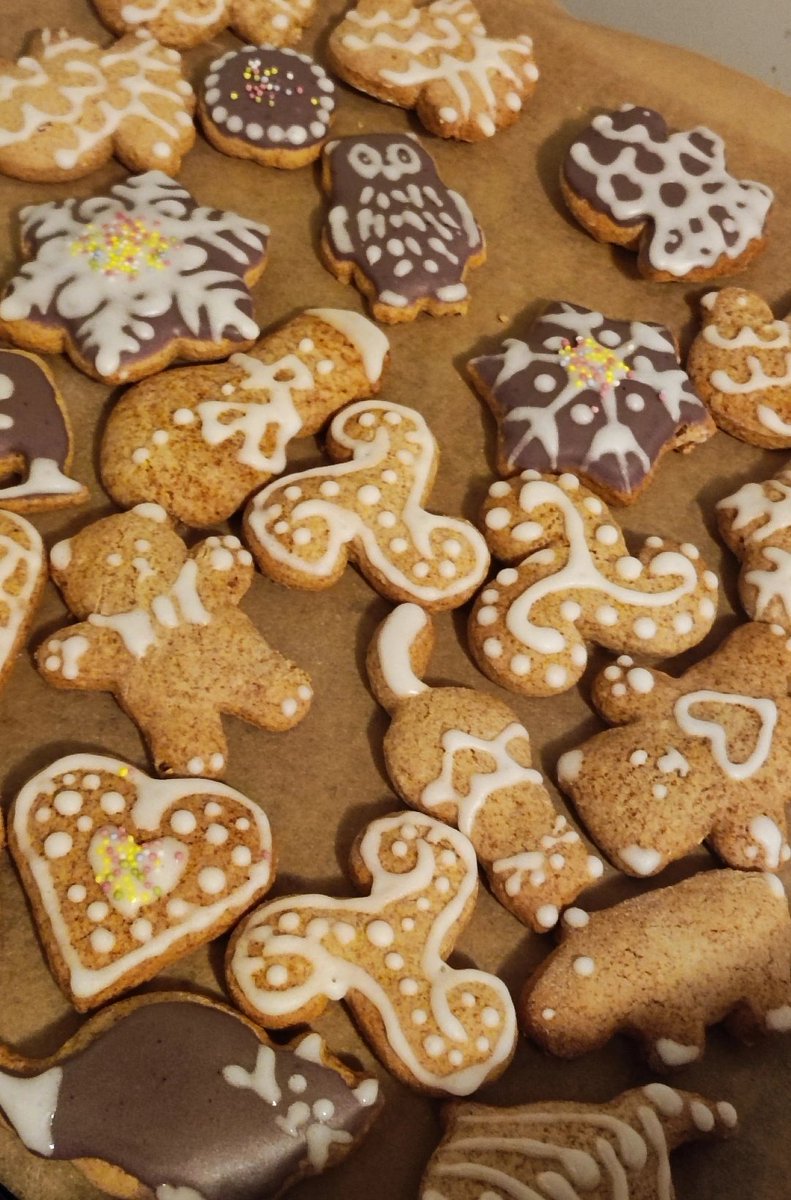 Hi furriends !! Look Maman cooked some gingerbread kitties !!! #CatsOfX #CatsOnX #catsoftwitter #CatsOnTwitter