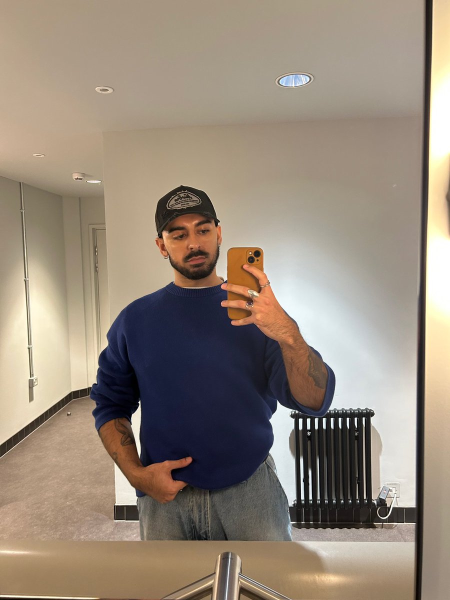 Different hat, same bathroom photo