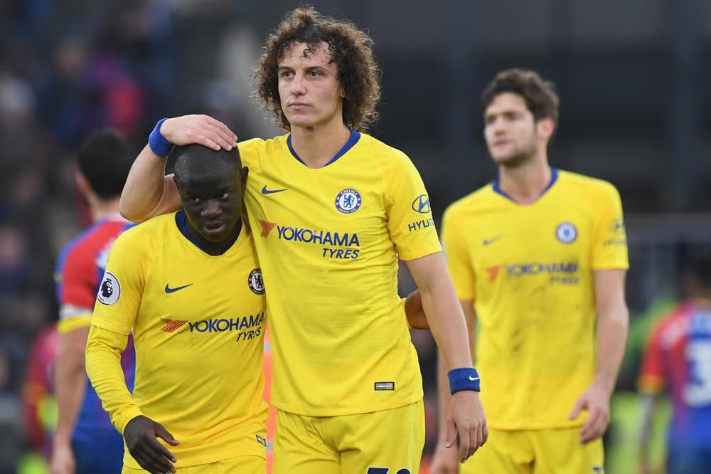 EPL_Goleador's tweet photo. 🚨 David Luiz y Willian abrieron un restaurante en Londres en 2019 y sus compañeros del Chelsea se aseguraron de mostrarles su apoyo comiendo allí siempre que podían. 

Sin embargo, un compañero apareció, sonrió y no pagó:

🎙️ David Luiz sobre N'Golo Kanté: "Normalmente nuestros compañeros vienen a nuestro restaurante y no quieren pagar. Sobre todo N'Golo. Si le preguntas, dice: '¿Tengo que pagar? ¡Ay, no! Tú y David, tienen un buen corazón'.

Incluso estando todos allí, dice: 'No voy a pagar'." 🤣
