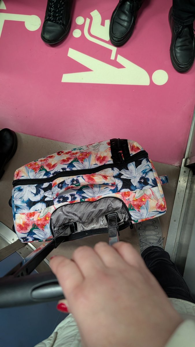 出張日に天気悪いのしんどい
今年最後の宿泊あり出張いってきます