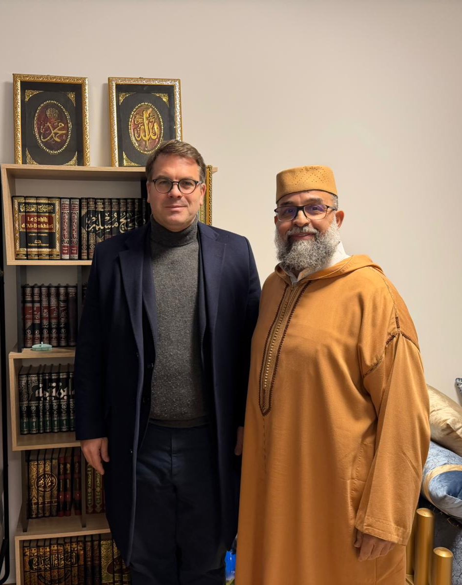 geoffroyboulard's tweet photo. 🕌 Rencontre cette semaine avec l’Imam Saïd Assougdam et le président Ali Essebki de la salle de prière « Les abeilles » de Levallois-Perret #Paris17 puis participation à 🕎 un allumage de 🕯️pour la fête de #Hannoucah place Pereire avec le Rav Lankar du #BethHabad 
#Paix #Cultes https://t.co/0CqCwdpsUE