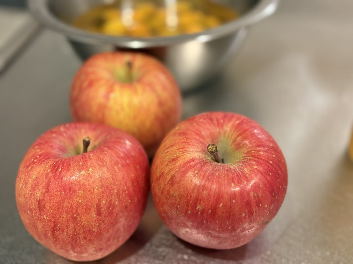 おはようございます🐱🍡
昨日の朝のお見送り配信ありがとうございました！
サブスク🎁💕フォロー＆コメント感謝🙏✨
今日はお仕事お休みーっ♪
だけど、利用者さんから頂いたキンカンで甘露煮作ったり、りんごであれこれしたりするので、朝からの配信はありません🍎