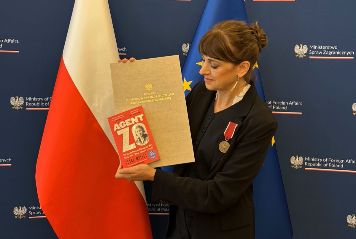 polandww2's tweet image. So pleased to congratulate author @claremulley! Her book "Agent Zo: The Untold Story of Fearless WW2 Resistance Fighter Elzbieta Zawacka" awarded Polish Foreign Ministry’s Best History Book by a  Foreign Author for 2024/25! Award presented to Ms. Mulley by  Polish Deputy PM &amp;amp;…