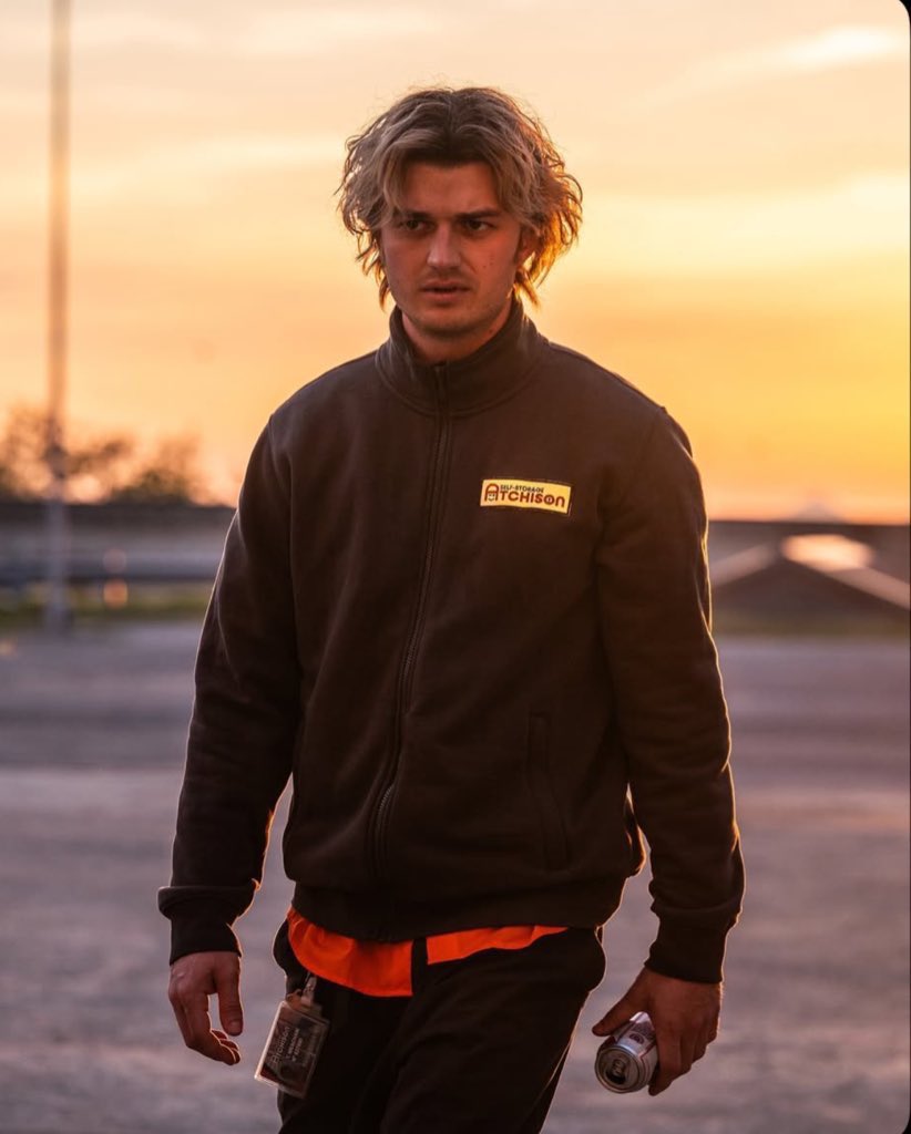 FilmUpdates's tweet image. New look at Joe Keery in ‘COLD STORAGE’

Follows 2 employees at a self-storage company have the wildest shift of their lives when a parasitic fungus that was sealed by the government escapes.

In theatres February 13.